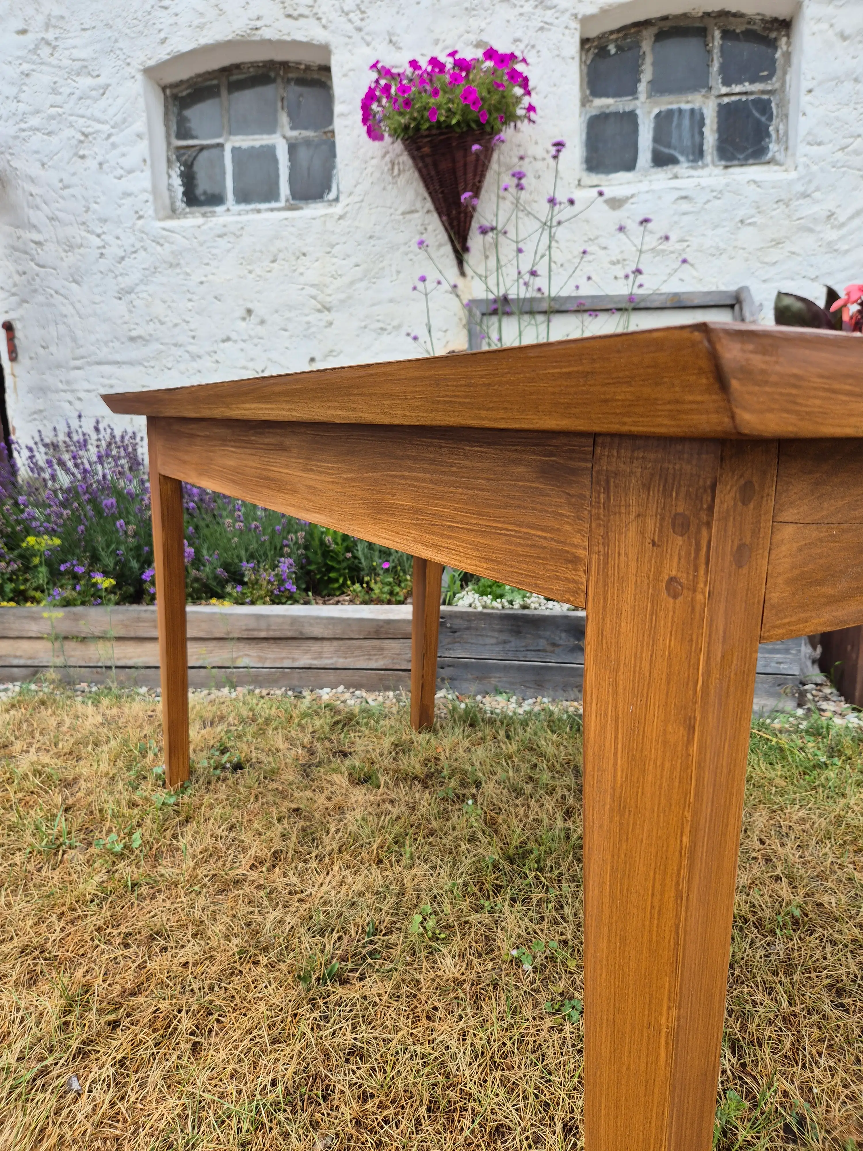 stół jadalniany rozkładany wykonany z desek bukowych i nogami z buka