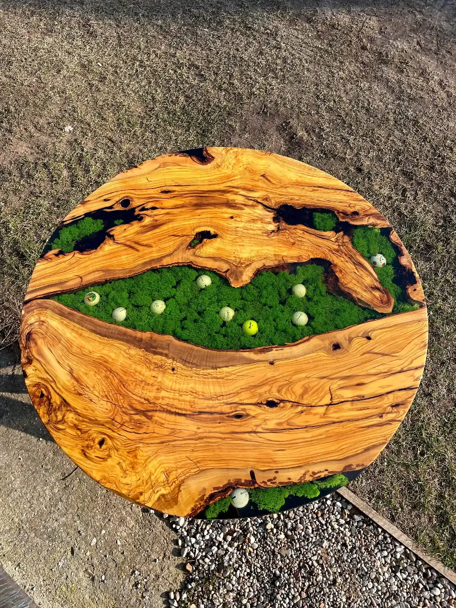 Stół jadalniany z drewna oliwnego z motywem golfowym w żywicy