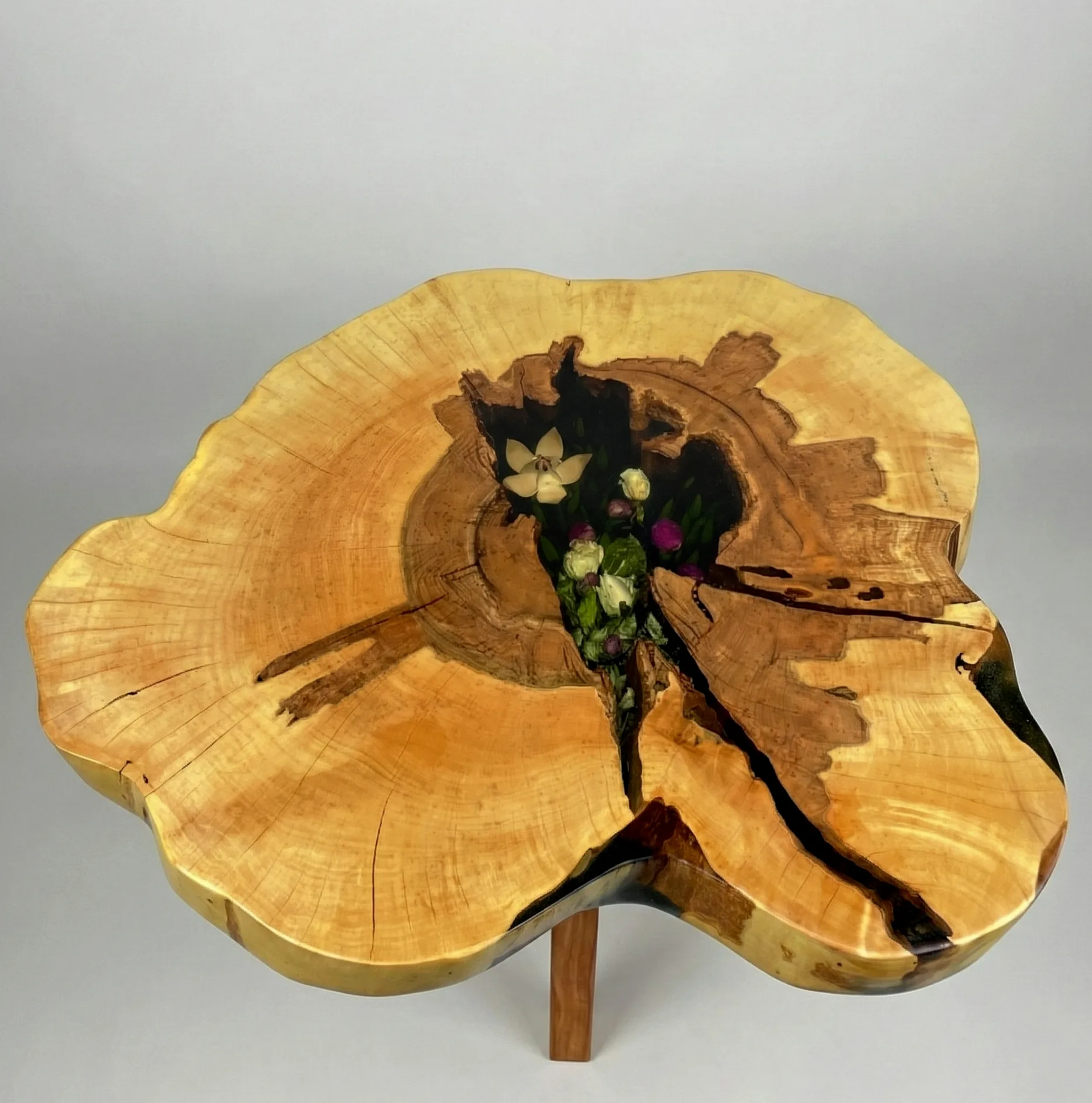 jabłonkowy stolik kawowy z motywem kwiatowym w żywicy