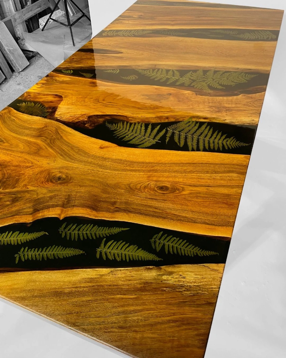 stół jadalniany z orzecha włoskiego z paprociami zatopionymi w żywicy