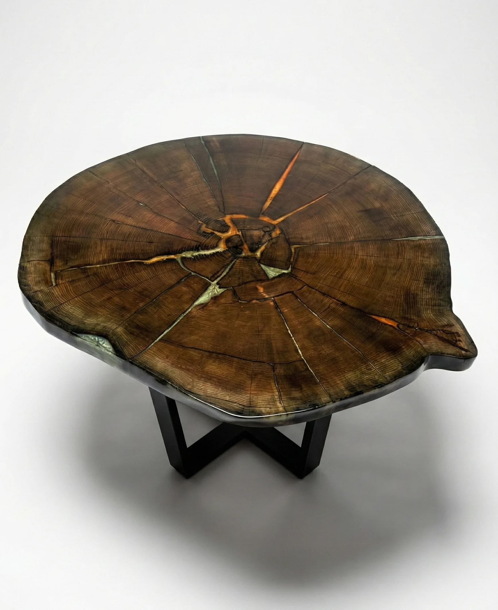 stół jadalniany z przypalanego jesionu z perłową żywicą epoksydową