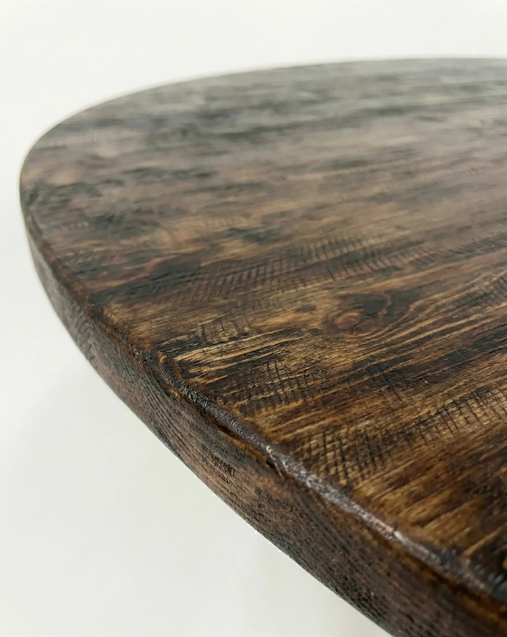 ogromny stół jadalniany wykonany ze świerkowych desek