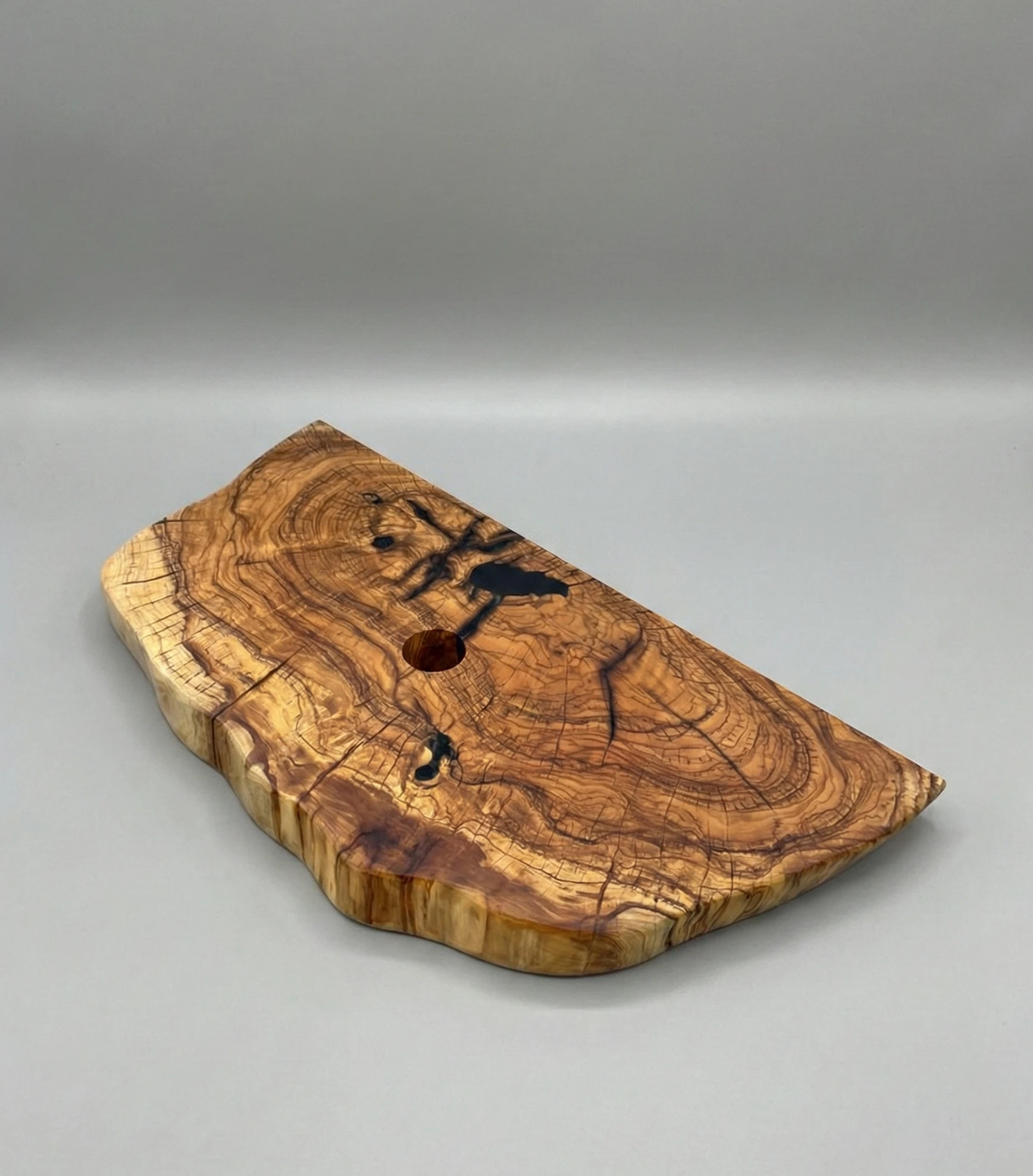 blat z drewna oliwnego z naturalnym oflisem - lakierowany pod umywalkę