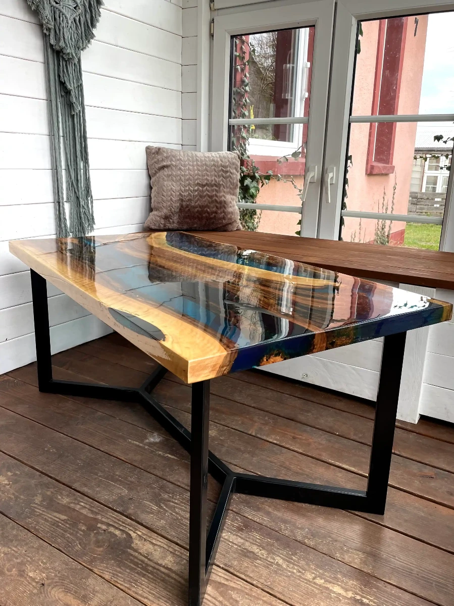 ława z orzecha włoskiego z niebieską żywicą na metalowych nogach