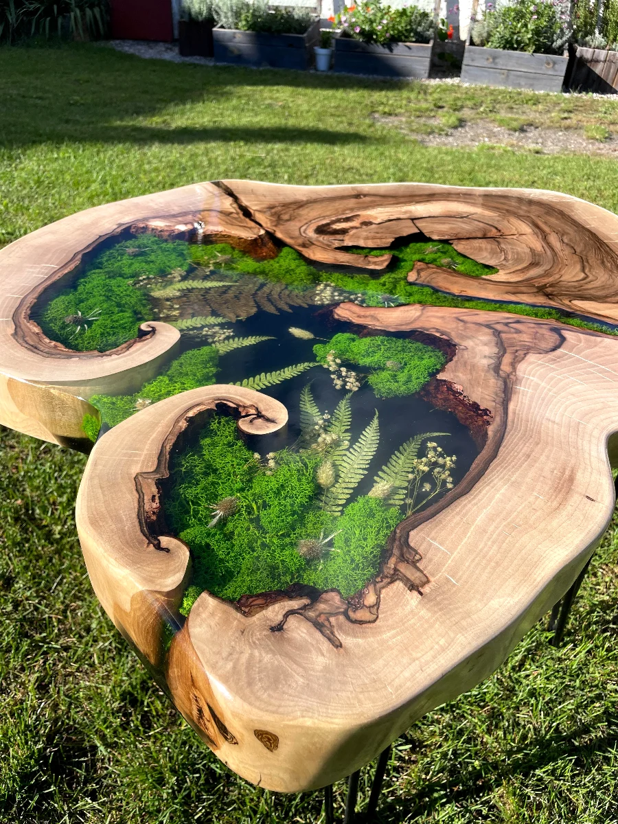 stolik z orzecha włoskiego z motywem roślinnym uwiecznionym w żywicy