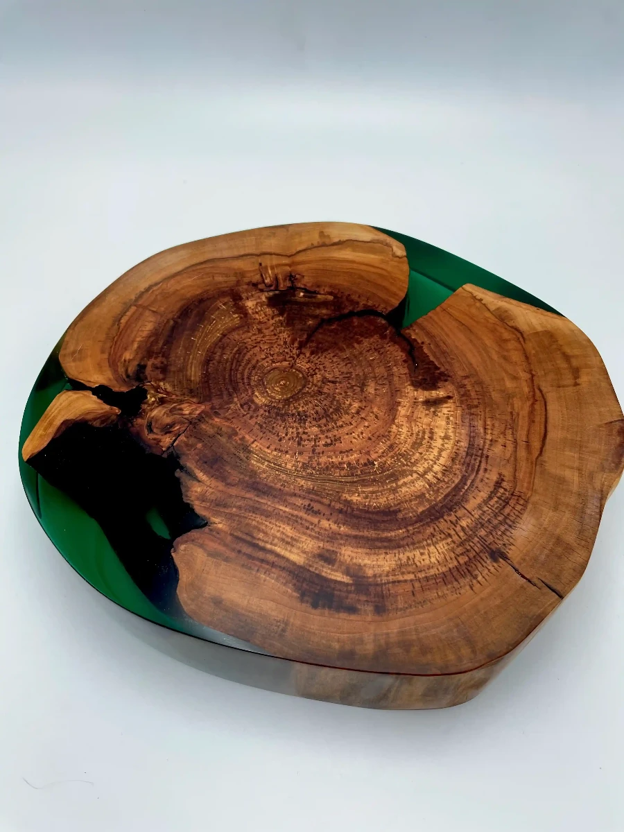 stolik kawowy z drewna jabłoni z zieloną żywicą epoksydową