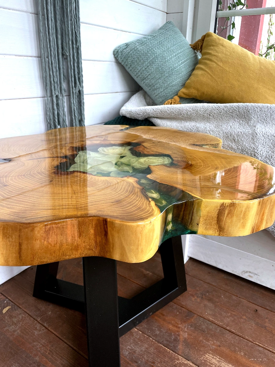 stolik z plastra akacji z przeźroczystą żywicą i kwiatami ślubnymi