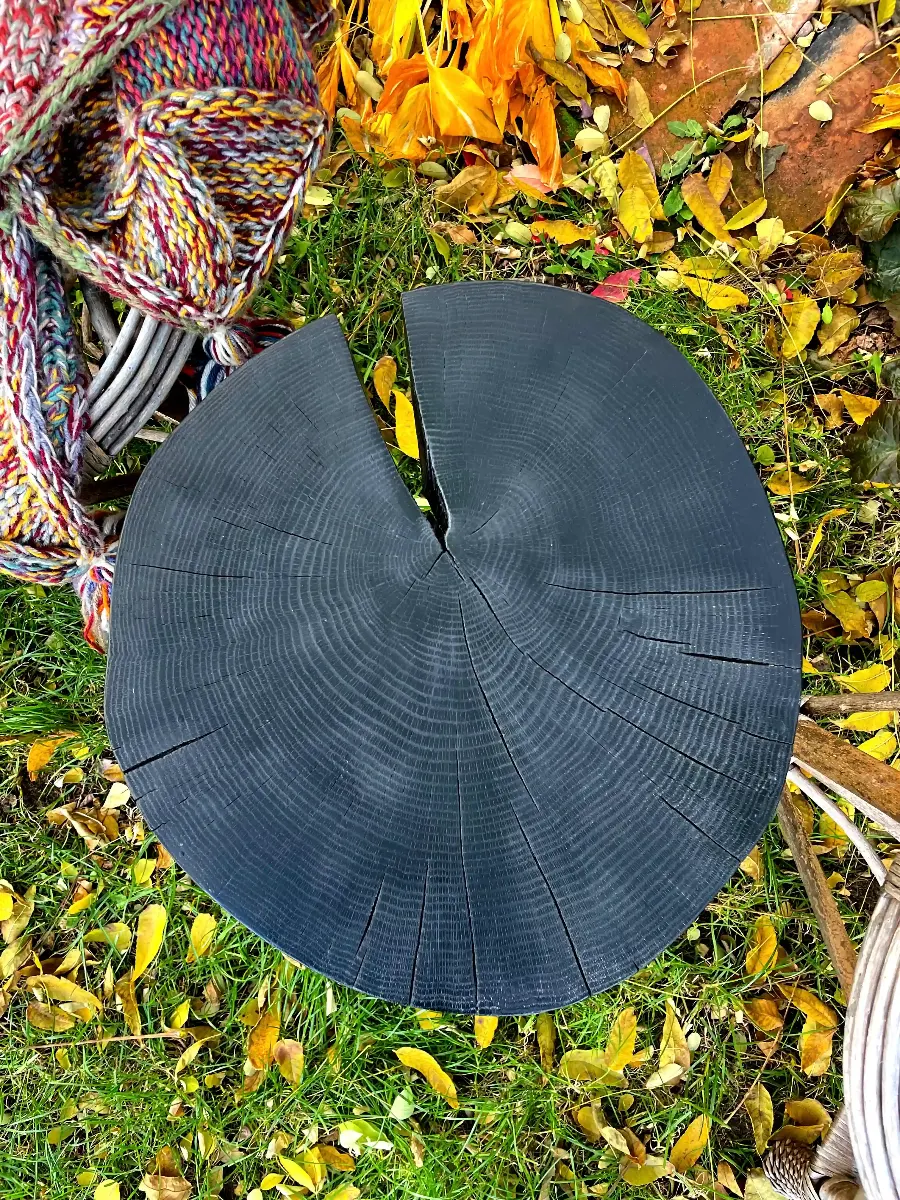 stolik kawowy z dębu przypalany na metalowych nogach