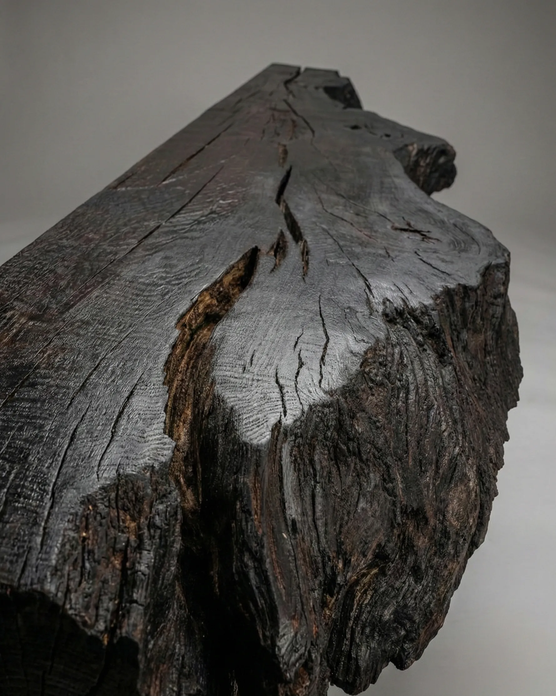 przybliżenie na drewno czarnego dębu i naturalny oflis ławy