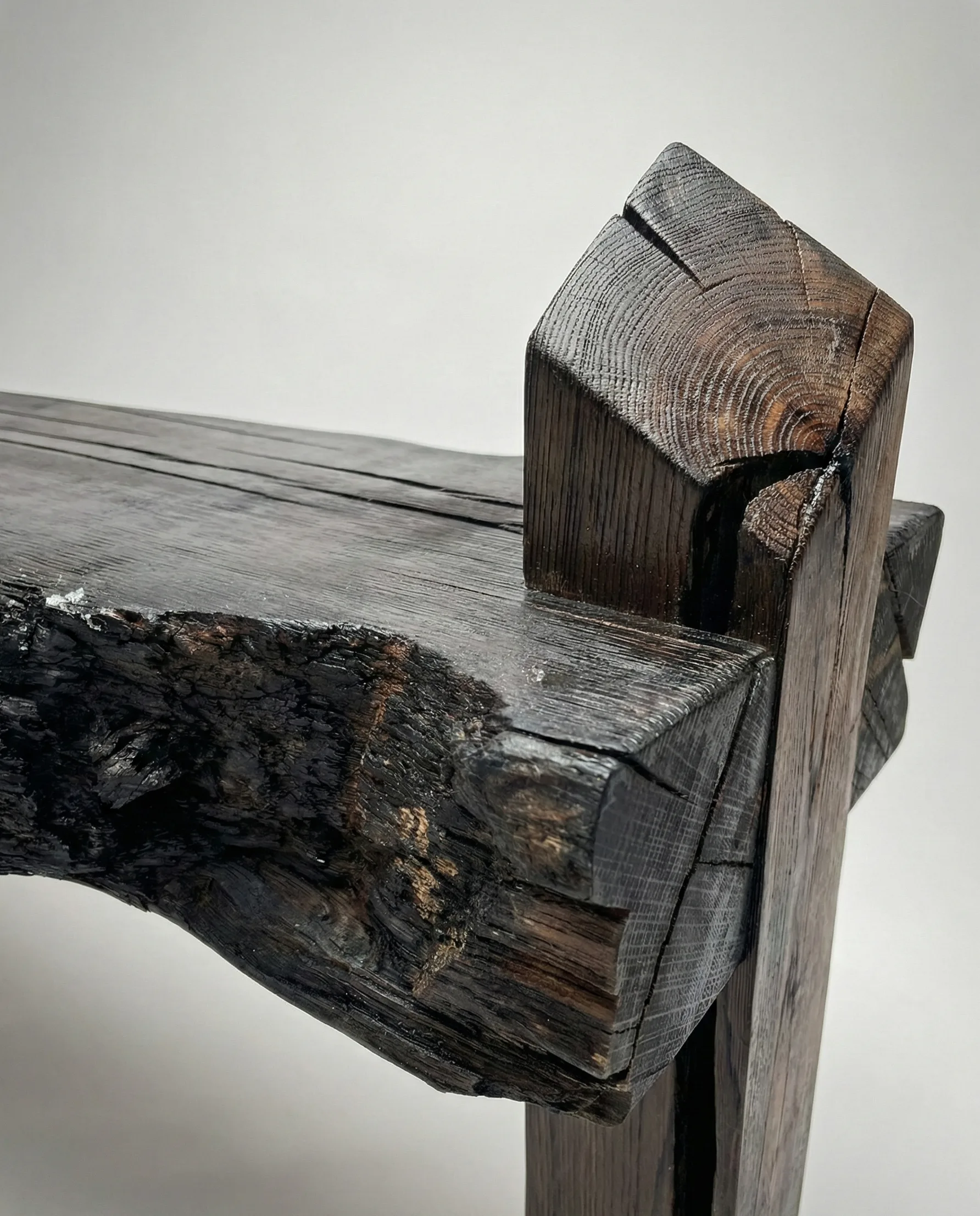 ława z drewna czarnego dębu z oryginalnymi nogami w stylu brutalistycznym