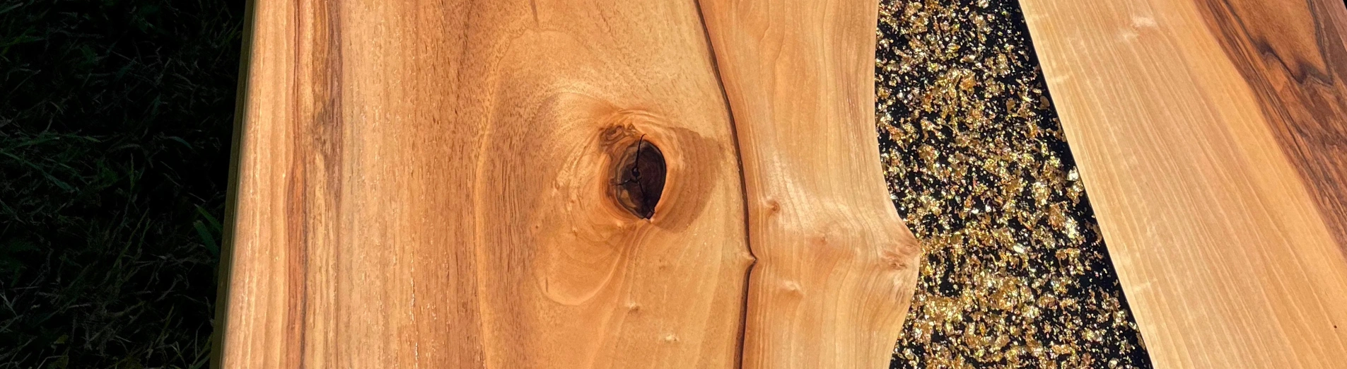 orzech włoski z żywicą oraz płatkami złota