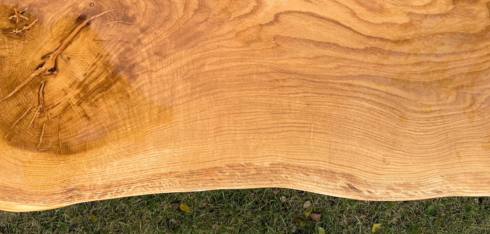 Elegancki stół z drewna i żywicy