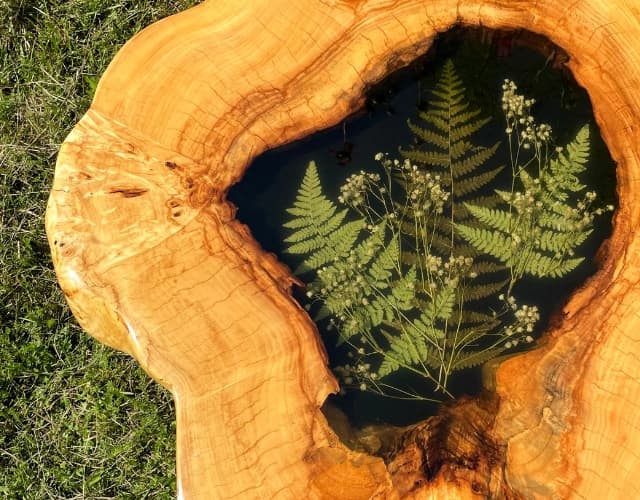 stolik kawowy z kasztana z motywym roślinnym zalanym żywicą epoksydową