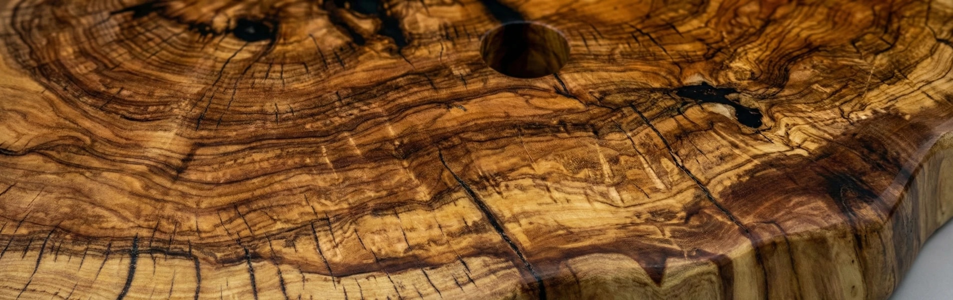 blat z naturalną krawędzią do łazienki z drewna oliwnego