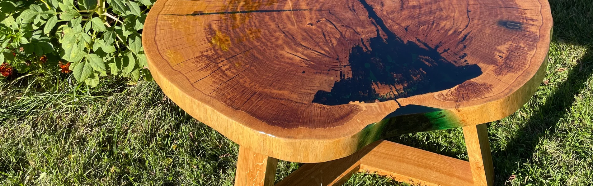 stolik kawowy dębowy z zieloną żywicą epoksydową na drewnianych nogach