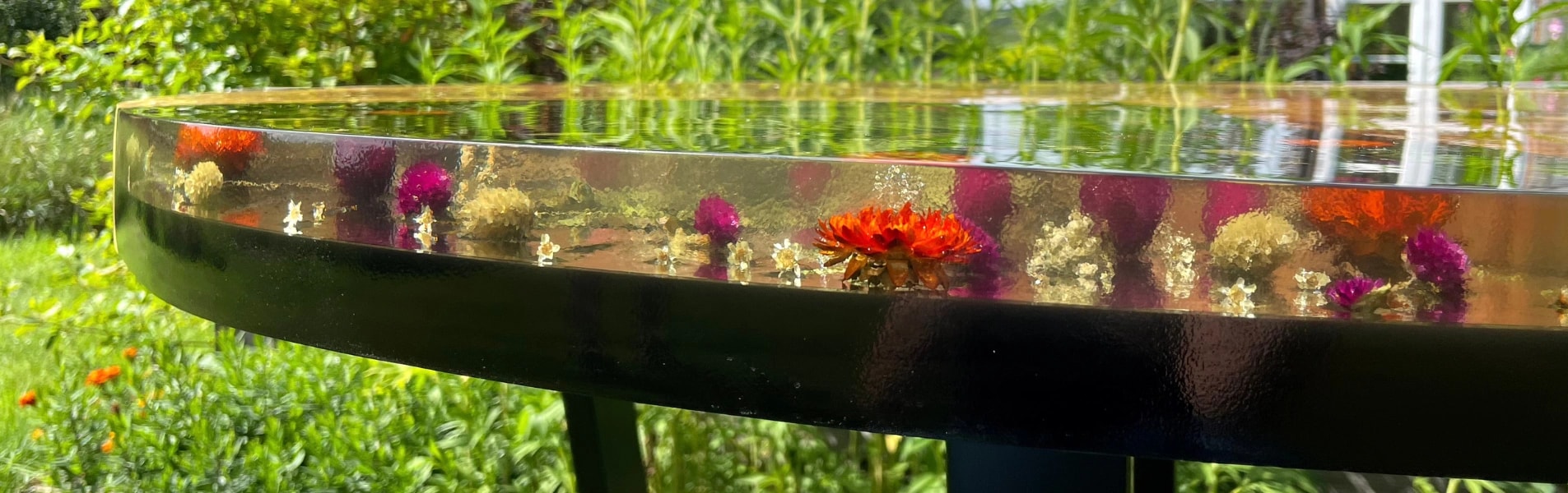 okrągły stół jadalniany z plastra topoli z motywem roślinnym zalanym w żywicy epoksydowej na metalowych nogach zabezpieczony lakierem w połysku
