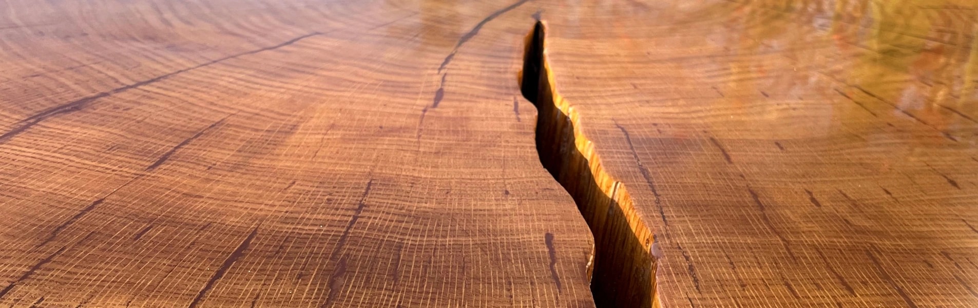 przybliżenie na szczeline w stoliku kawowym wykonanym z plastra dębu 