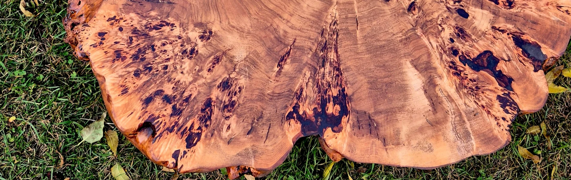 stolik kawowy wykonany z plastra topoli z czeczotą