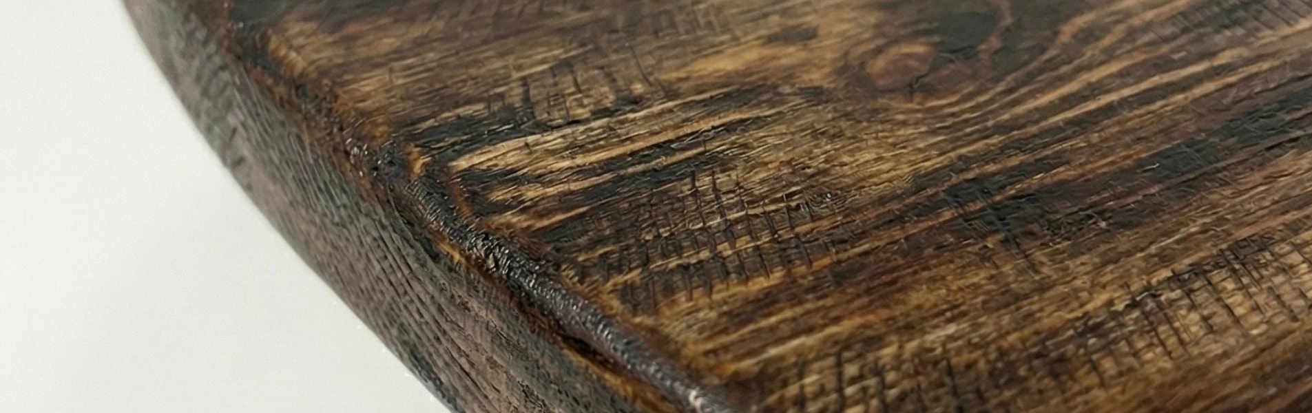 przybliżenie na świerkowy stół jadalniany wybarwiony na kolor ciemnego dębu