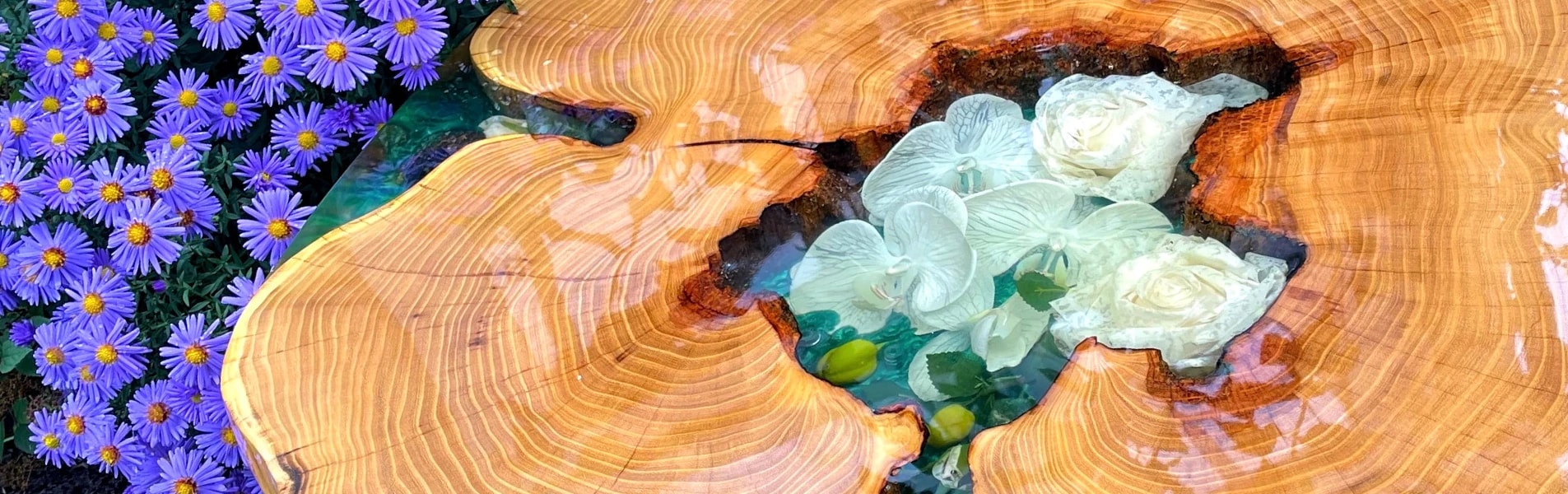 stolik kawowy wykonany z plastra drzewa akacji z motywem ślubnym uwiecznionym w żywicy epoksydowej