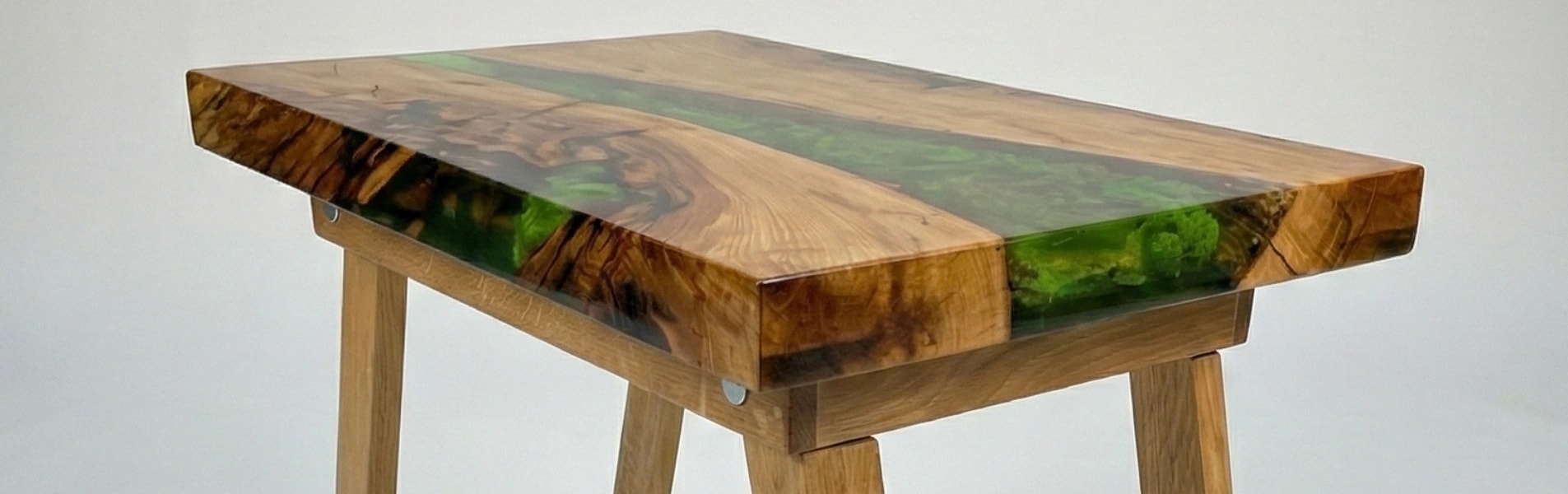 stolik kawowy z roślinnymi detalami zalanymi w żywicy