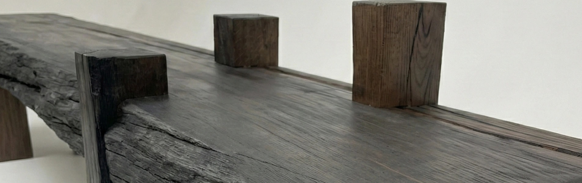 wielka ława wykonana z czarnego dębu z naturalnym oflisem - drewno szczotkowane