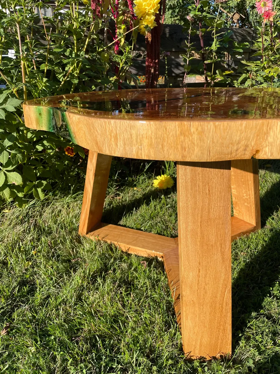 stolik kawowy z drewna dębowego na drewnianych dębowych nogach z zielona żywicą