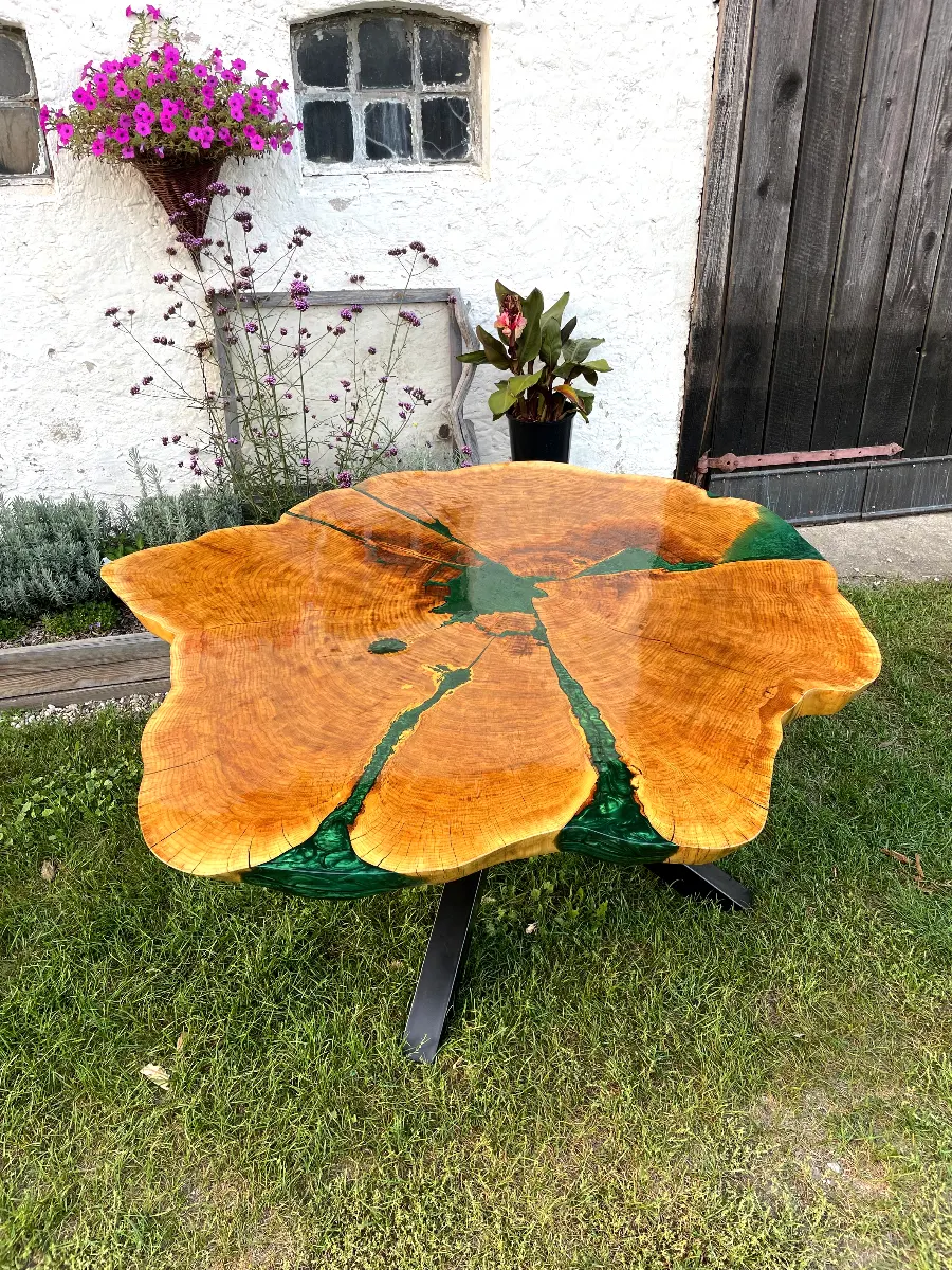 stół jadalniany z plastra dębowego z żywicą epoksydową w kolorze zielonej perły