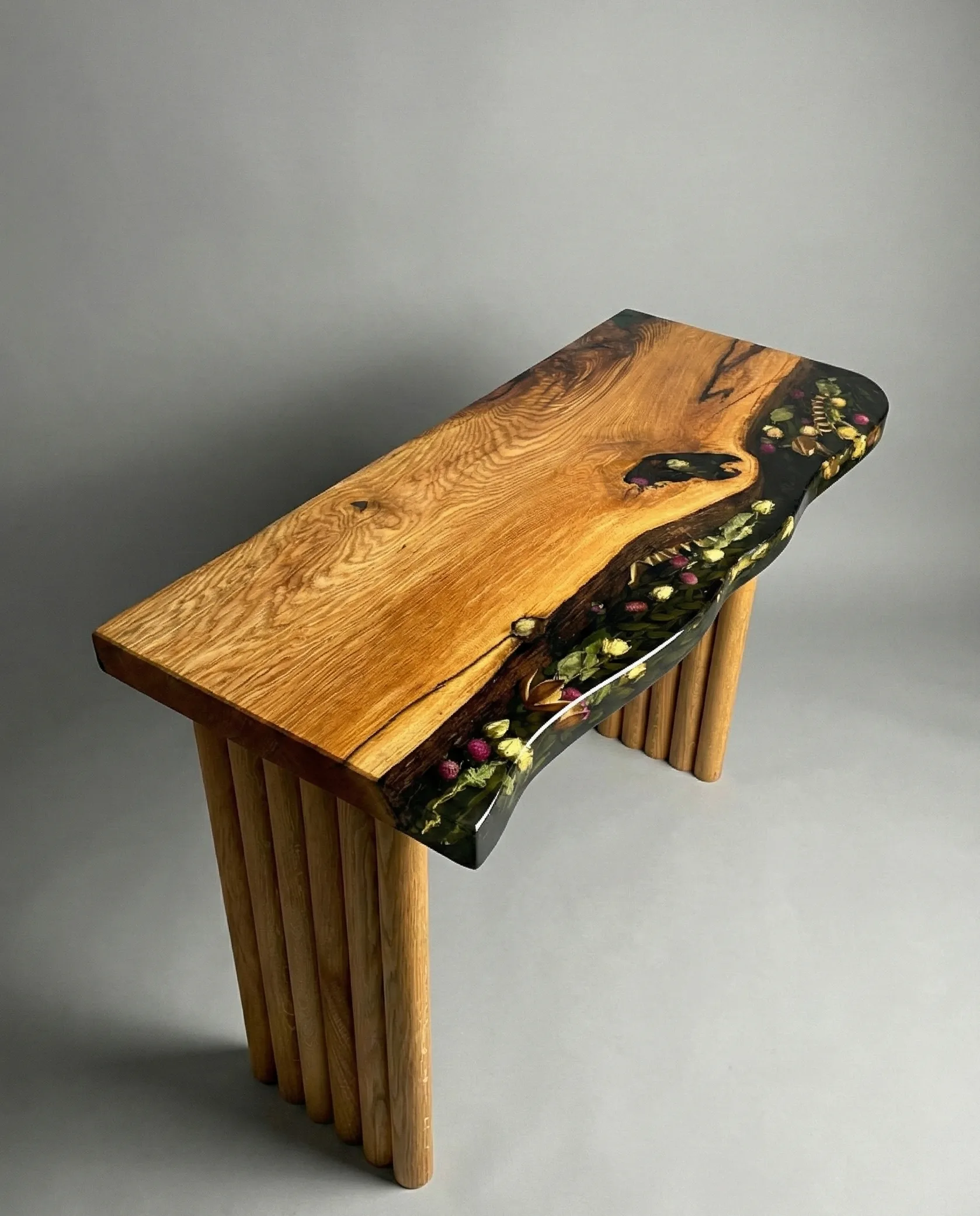 konsola ze starej dębowej deski z motywem roślinnym zatopionym w czarnej i przeźroczystej żywicy epoksydowej