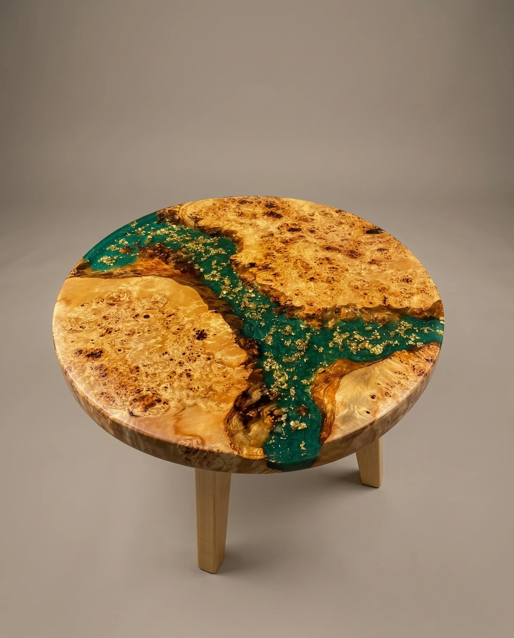 okrągły stolik kawowy z drewna topoli z czeczotą i perłowo zielonej żywicy epoksydowej - lakier w połysku