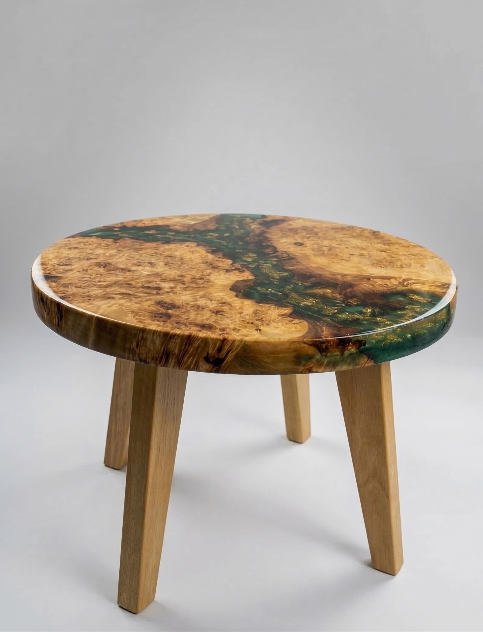 stolik kawowy z czeczoty topoli i żywicy epoksydowej do salonu na wymiar drewniane nogi bukowe