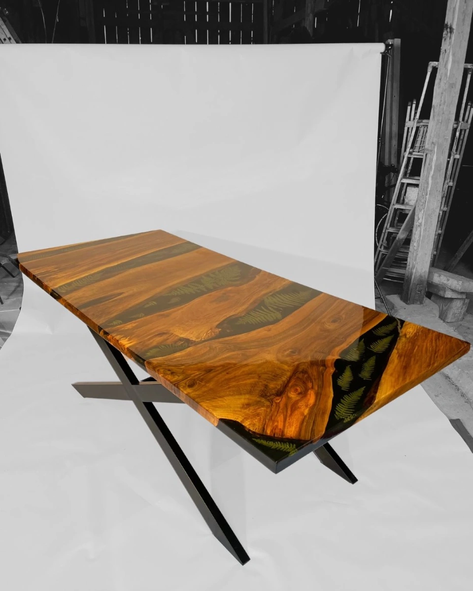 prostokątny stół jadalniany z desek orzecha włoskiego z paprociami zatopionymi w żywicy