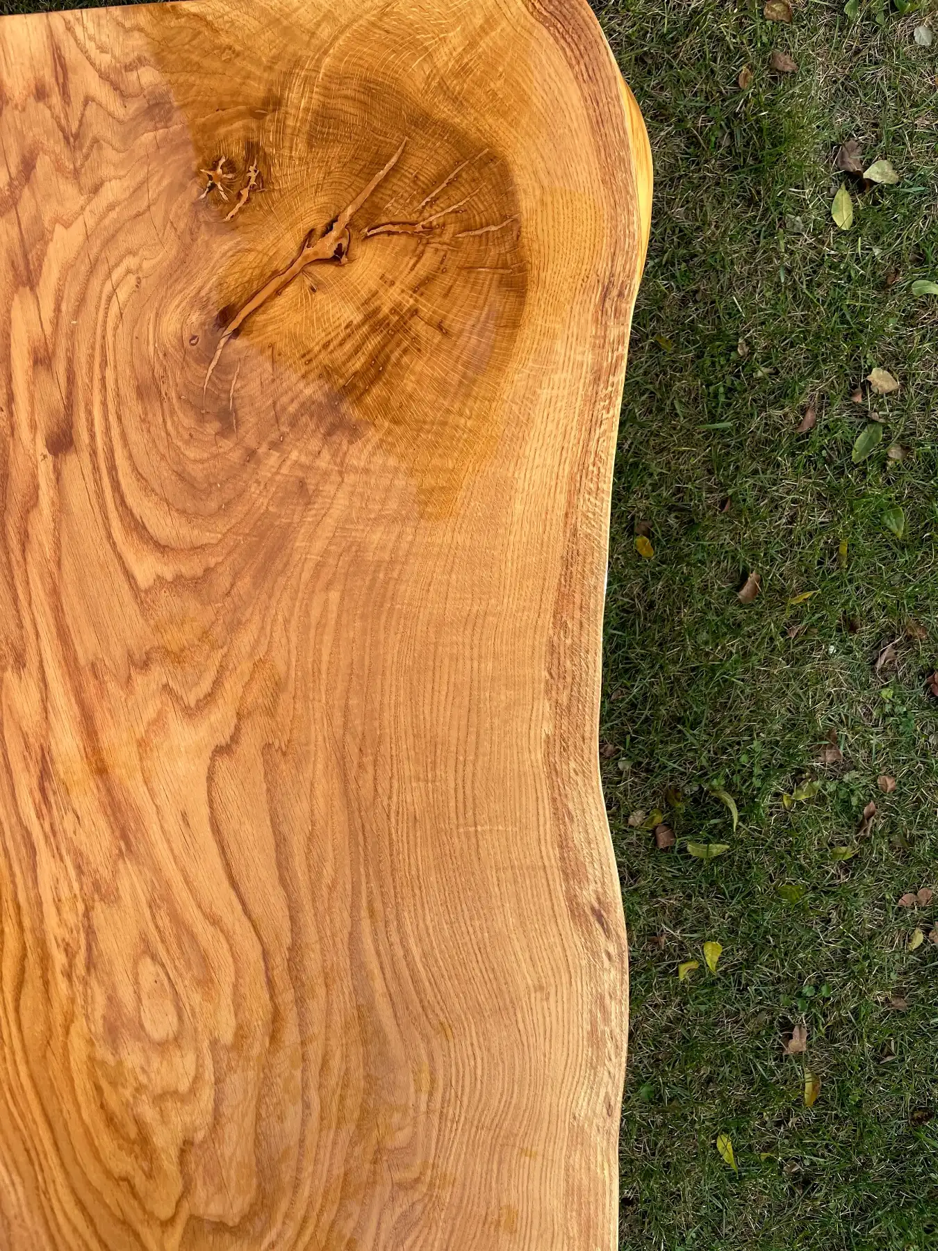 stolik kawowy z pięknym usłojeniem plastra dębowego