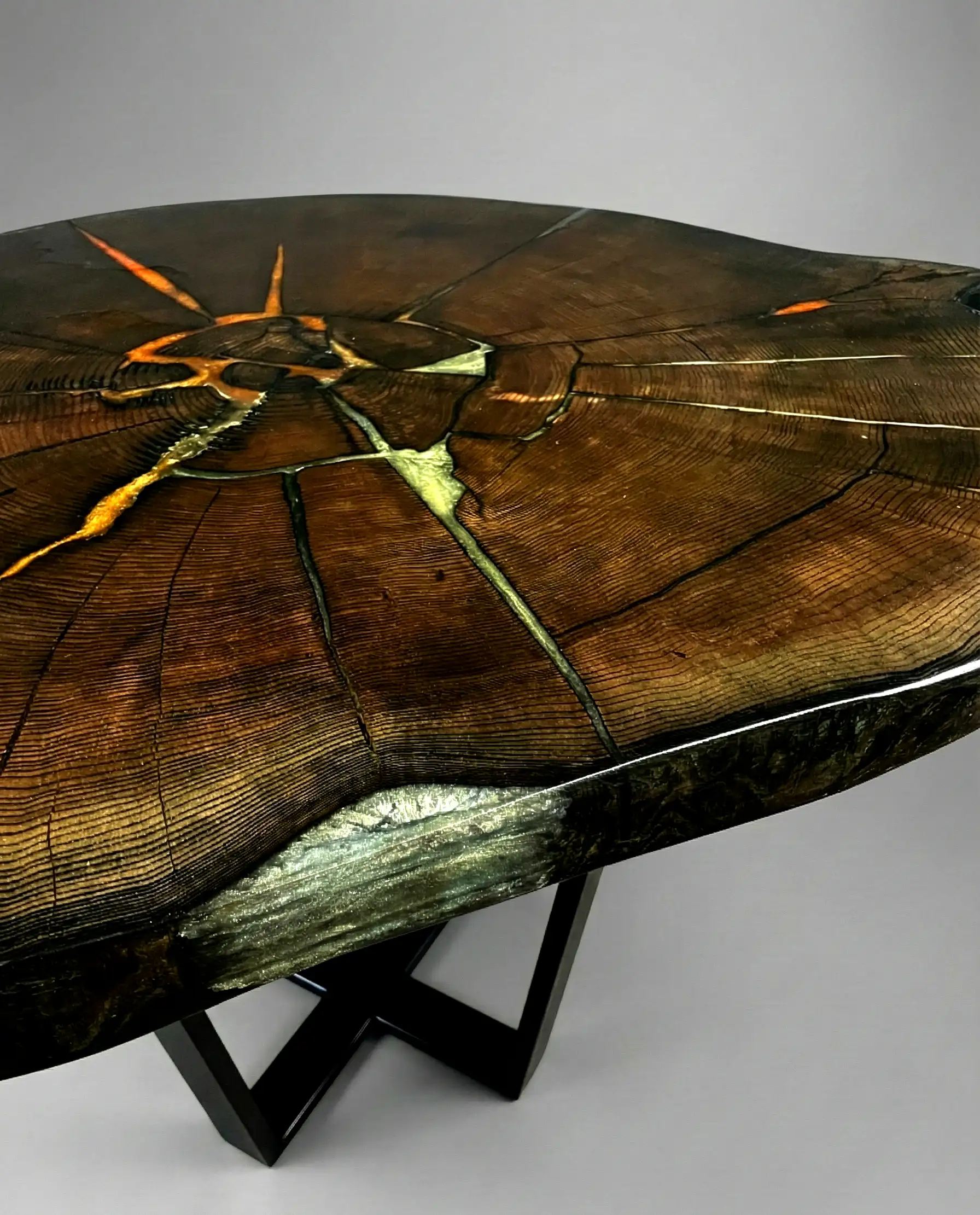 stół jadalniany z przypalanego plastra jesiony który wypełnia żywica epoksydowa perłowa - pomarańczowa i srebrna