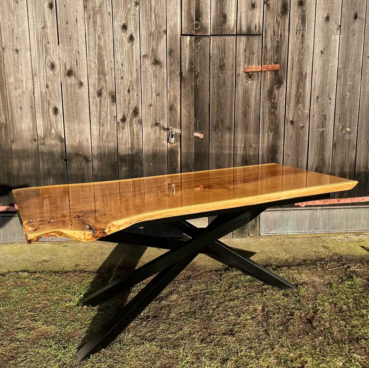 stół jadalniany z monolitu dębowego z naturalną fakturą drewna zabezpieczony lakierem w połysku na metalowych nogach