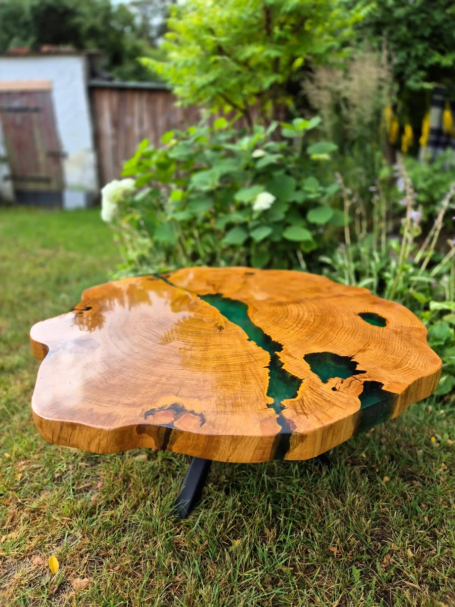 stolik kawowy z plastra dębu z zieloną żywicą epoksydową zabezpieczony lakierem w połysku