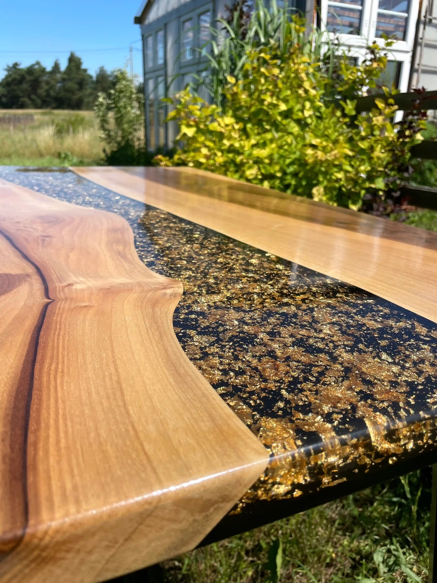 stół jadalniany z orzecha włoskiego w stylu river table z zatopionymi w żywicy epoksydowej płatkami złota
