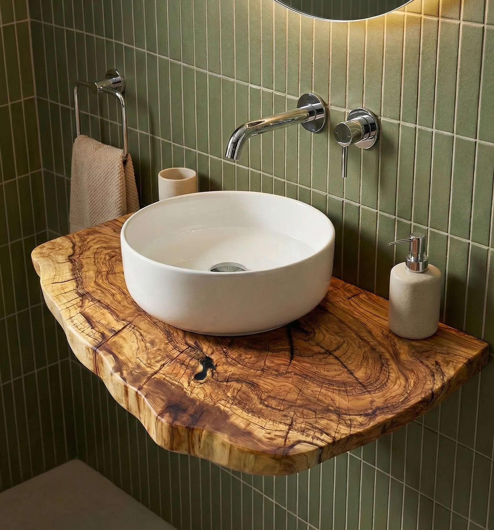 łazienka z blatem z drewna oliwnego, naturalna krawędź blatu pod umywalkę
