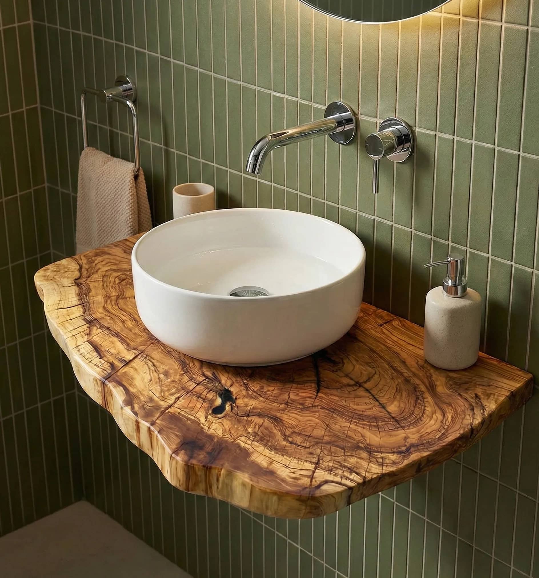 łazienka z blatem z drewna oliwnego - naturalna krawędź blatu pod umywalkę