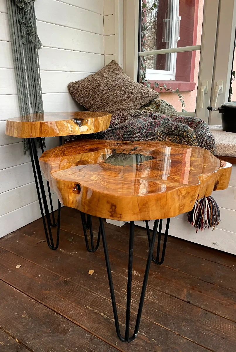 komplet stolików kawowych z drewna oliwnego z przeźroczystą żywicą zabezpieczone lakierem w połysku