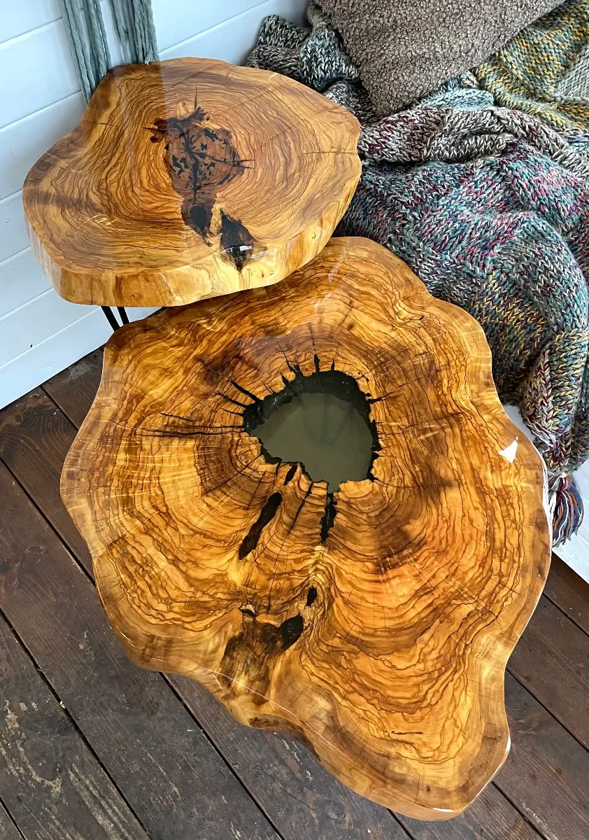 komplet stolików kawowych z drewna oliwnego z przeźroczystą żywicą zabezpieczone lakierem