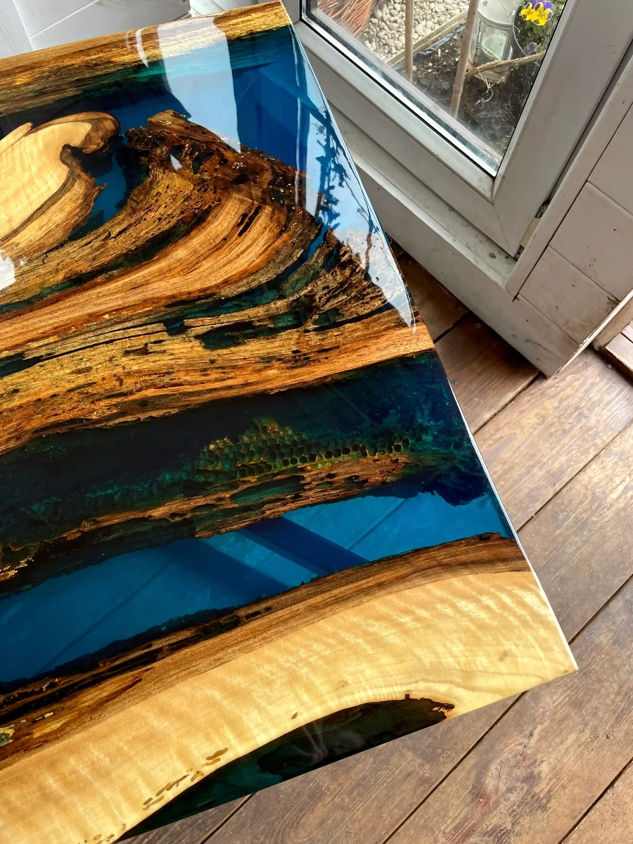 ława z orzecha włoskiego z niebieską transparentną żywicą z naturalnym pszczelim motywem