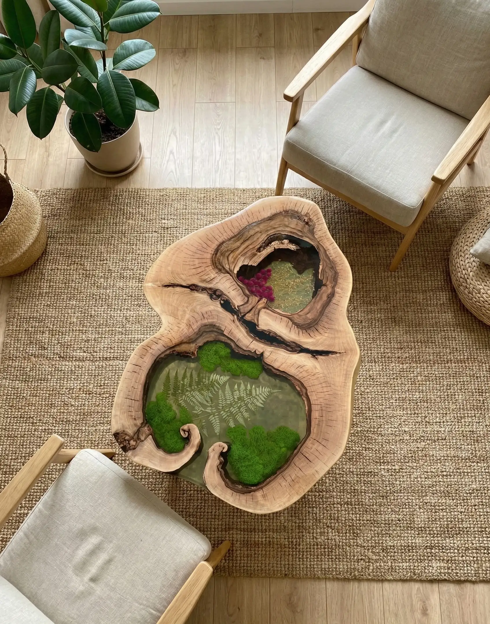 stolik kawowy wykonany z plastra orzecha włoskiego z żywicą oraz dwoma motywami roślinnymi u klienta w domu