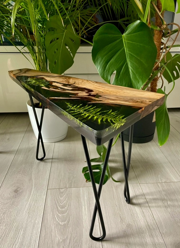 stolik kawowy z drewna orzecha włoskiego w połączeniu z żywicą epoksydową i paprocią na metalowych nogach