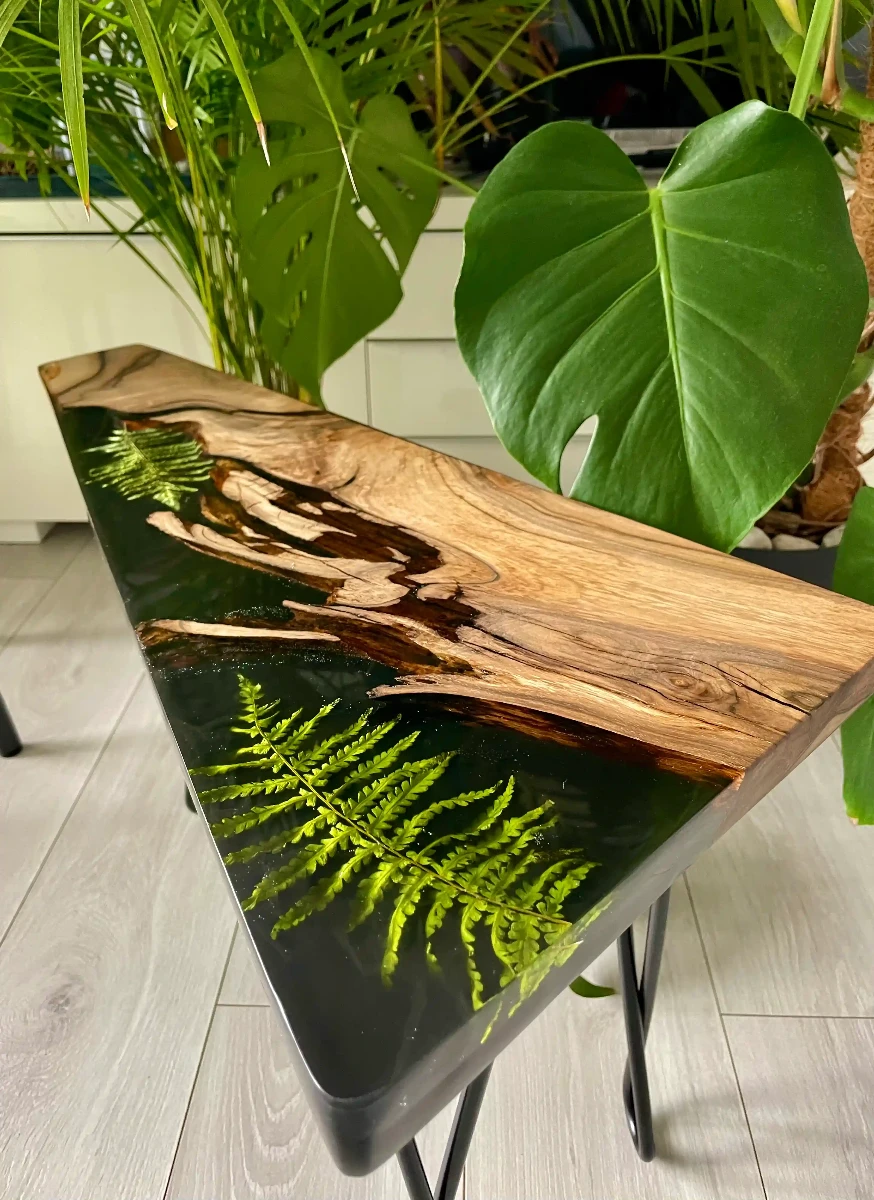 stolik kawowy z drewna orzecha włoskiego w połączeniu z żywicą i paprocią