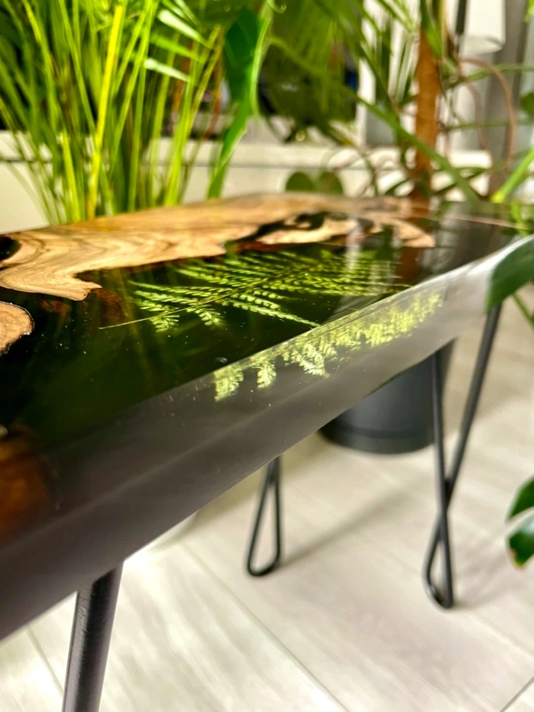 stolik kawowy z orzecha włoskiego w połączeniu z żywicą epoksydową i paprocią