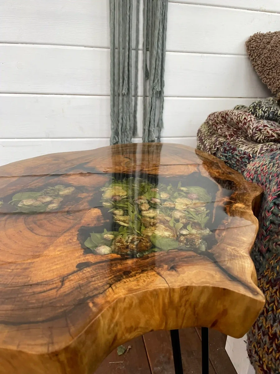 stolik kawowy z orzecha włoskiego z bukietem ślubnym zatopionym w żywicy epoksydowej na metalowych nóżkach zabezpieczony lakierem