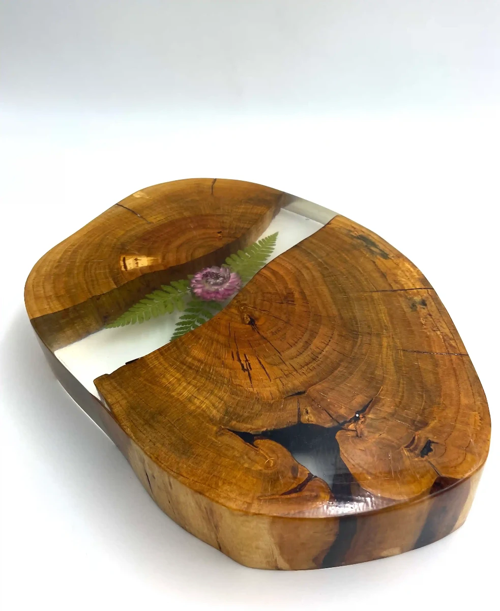 stolik kawowy z drewna czereśni z transparentną żywicą paprocią i suchotnikiem