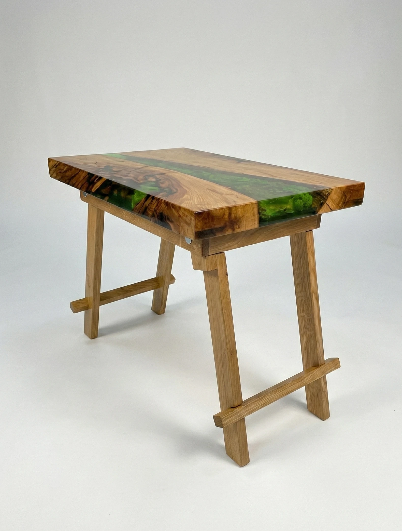 stolik kawowy z drewna i żywicy epoksydowej ze składanymi nóżkami - funkcjonalny i praktyczny