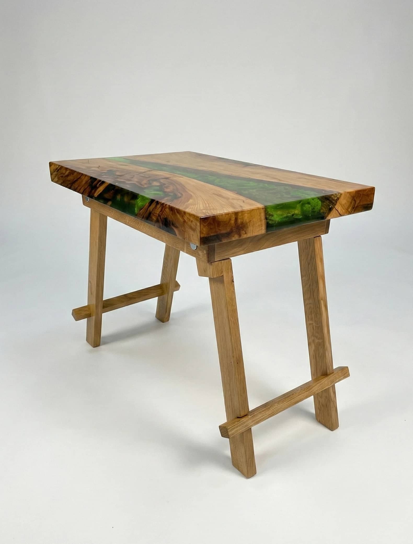 stolik kawowy z drewna i żywicy epoksydowej ze składanymi nóżkami - funkcjonalny i praktyczny